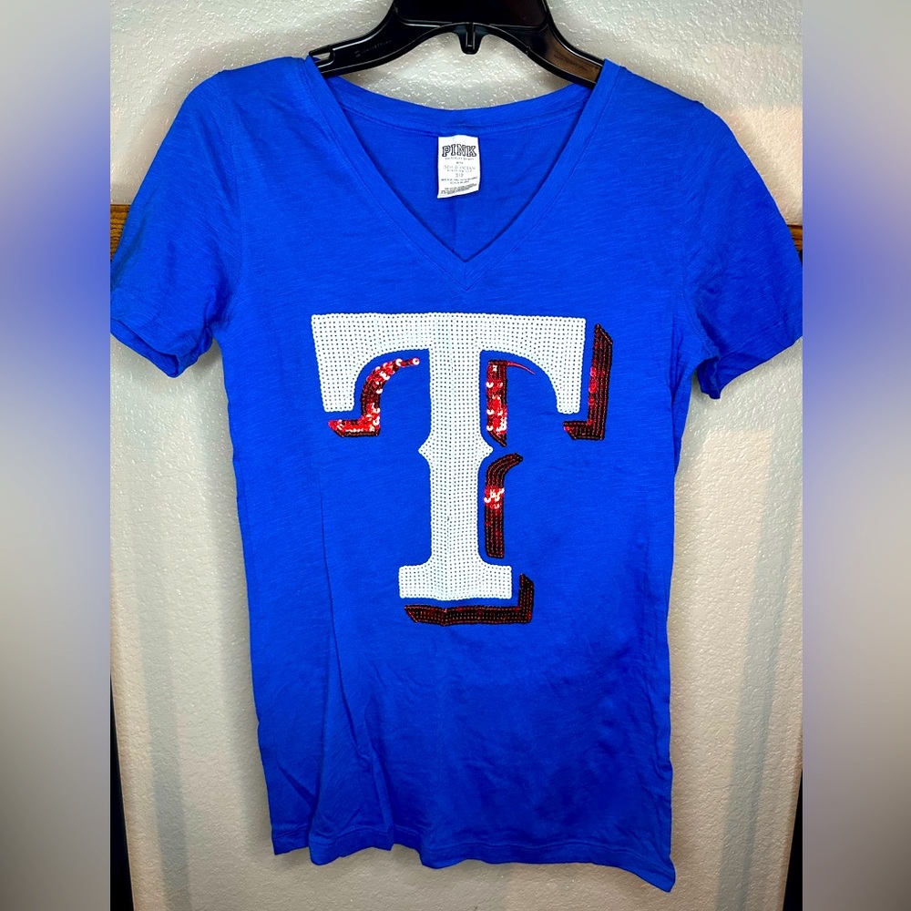 PINK w/ 5th & OCEAN Texas Ranger Vneck S
